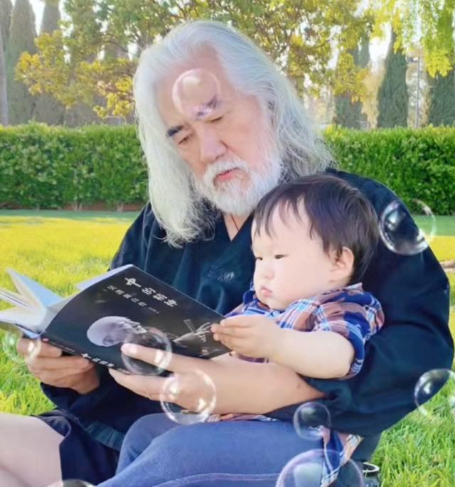 张纪中|张纪中与小31岁女助理结婚照首曝光，一个满头白发，一个娇小可人