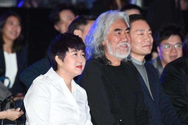 张纪中|张纪中与小31岁女助理结婚照首曝光，一个满头白发，一个娇小可人