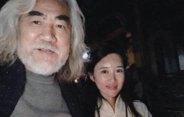 张纪中|认爱助理！69岁张纪中首晒与小31岁娇妻结婚证，两人近日刚迎二胎