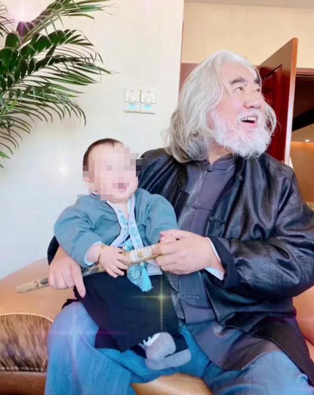 张纪中|认爱助理！69岁张纪中首晒与小31岁娇妻结婚证，两人近日刚迎二胎