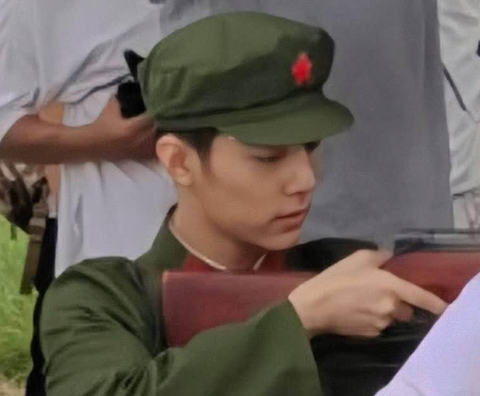 英雄岁月之王牌战队|肖战新戏生图被传开，寸头造型太帅气，粉丝都要期待不已了