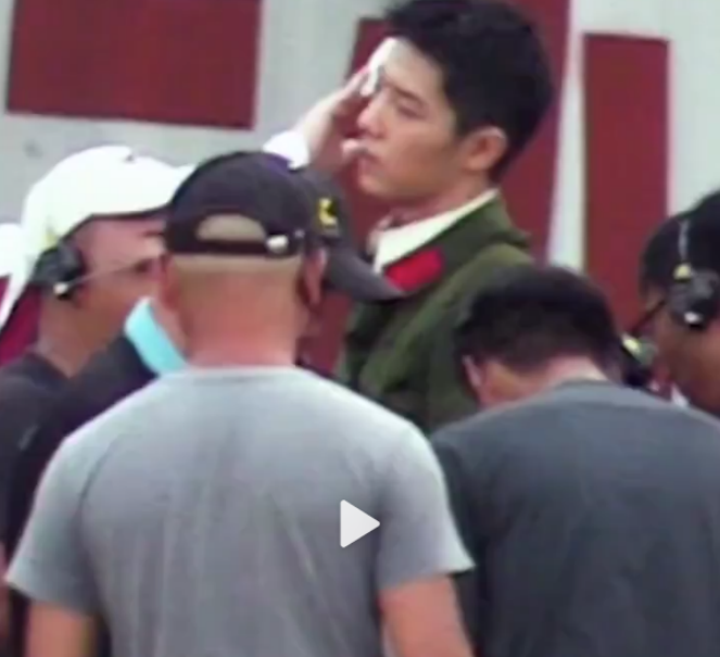 英雄岁月之王牌战队|肖战新戏生图被传开，寸头造型太帅气，粉丝都要期待不已了