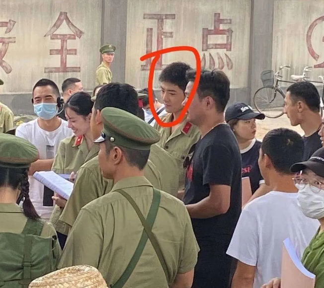 英雄岁月之王牌战队|肖战新戏生图被传开，寸头造型太帅气，粉丝都要期待不已了