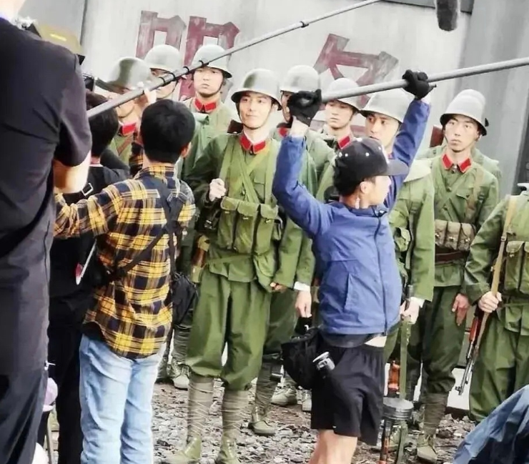 英雄岁月之王牌战队|肖战新戏生图被传开，寸头造型太帅气，粉丝都要期待不已了