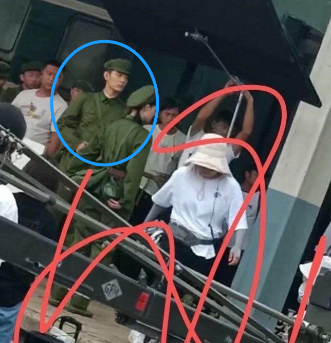 英雄岁月之王牌战队|肖战新戏生图被传开，寸头造型太帅气，粉丝都要期待不已了