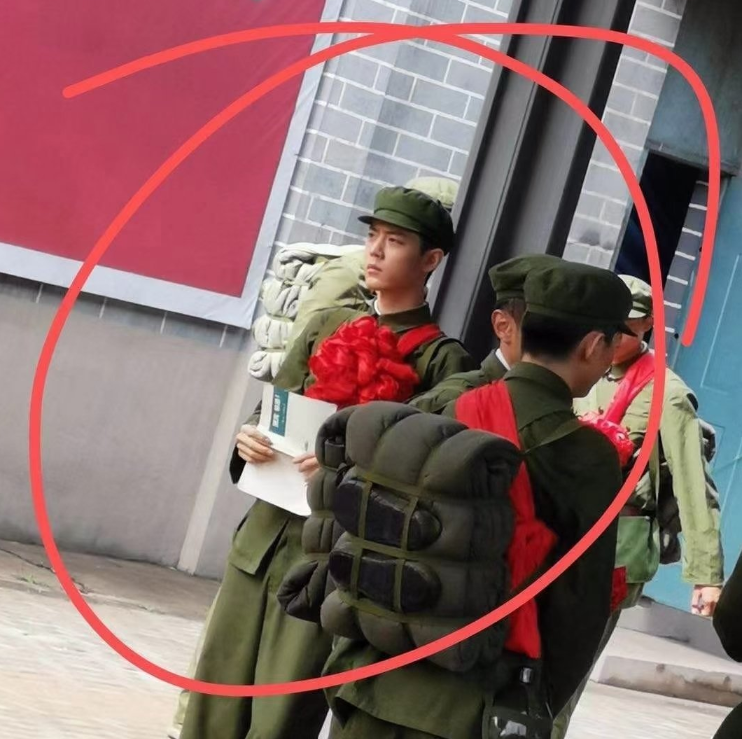 英雄岁月之王牌战队|肖战新戏生图被传开，寸头造型太帅气，粉丝都要期待不已了