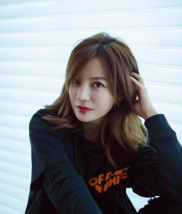 整容|有种“整容”叫赵薇变瘦，颜值不减下衣失踪，“漫画腿”十分耀眼