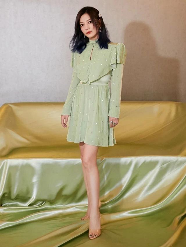 整容|有种“整容”叫赵薇变瘦，颜值不减下衣失踪，“漫画腿”十分耀眼