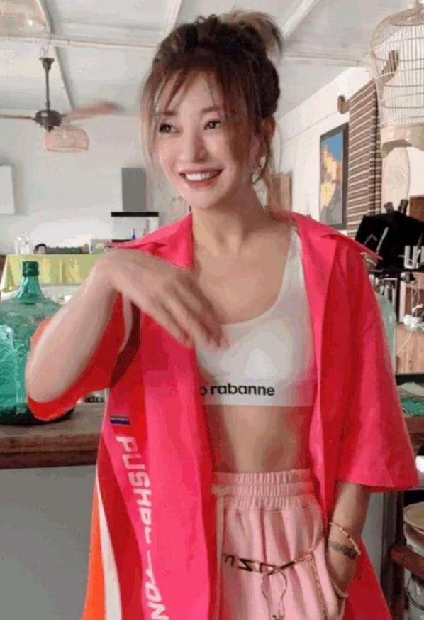 整容|有种“整容”叫赵薇变瘦，颜值不减下衣失踪，“漫画腿”十分耀眼