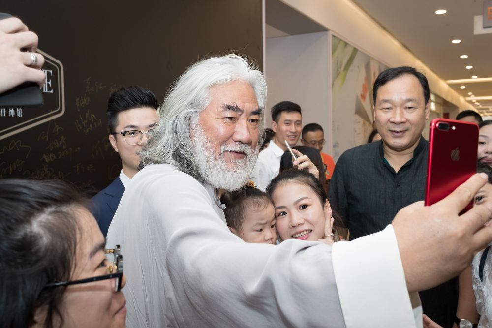 杜星霖|张纪中晒与杜星霖结婚证，公开恩爱照：我的孩子，都是合法所生