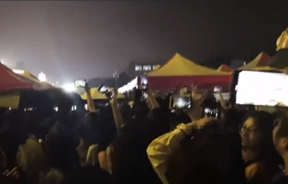 王俊凯|追星有多好笑？传王俊凯拍戏引发学生轰动，整栋楼都为他“颤抖”