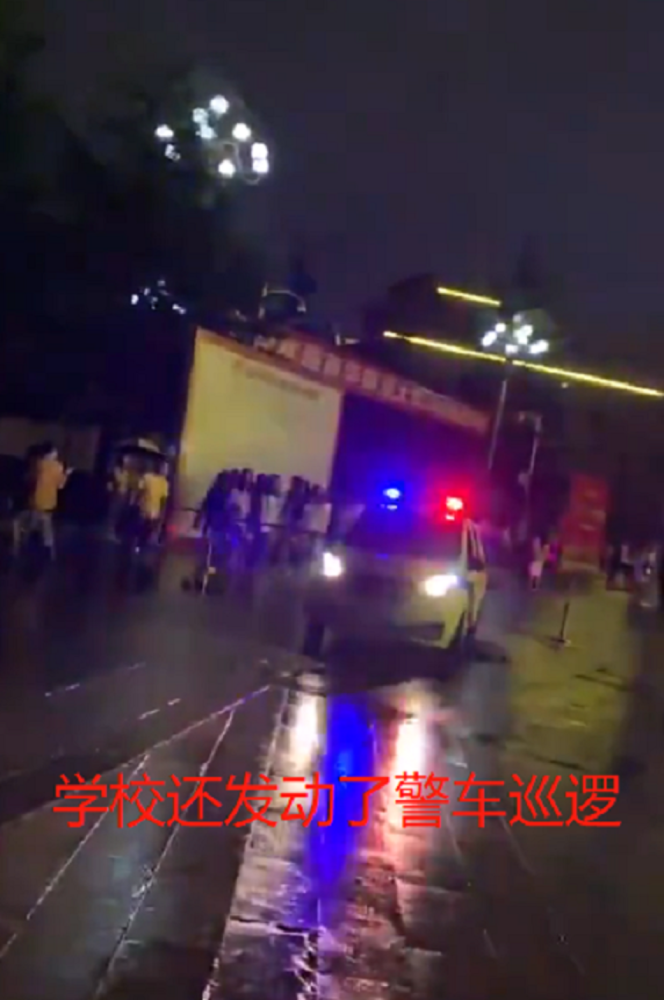 王俊凯|追星有多好笑？传王俊凯拍戏引发学生轰动，整栋楼都为他“颤抖”