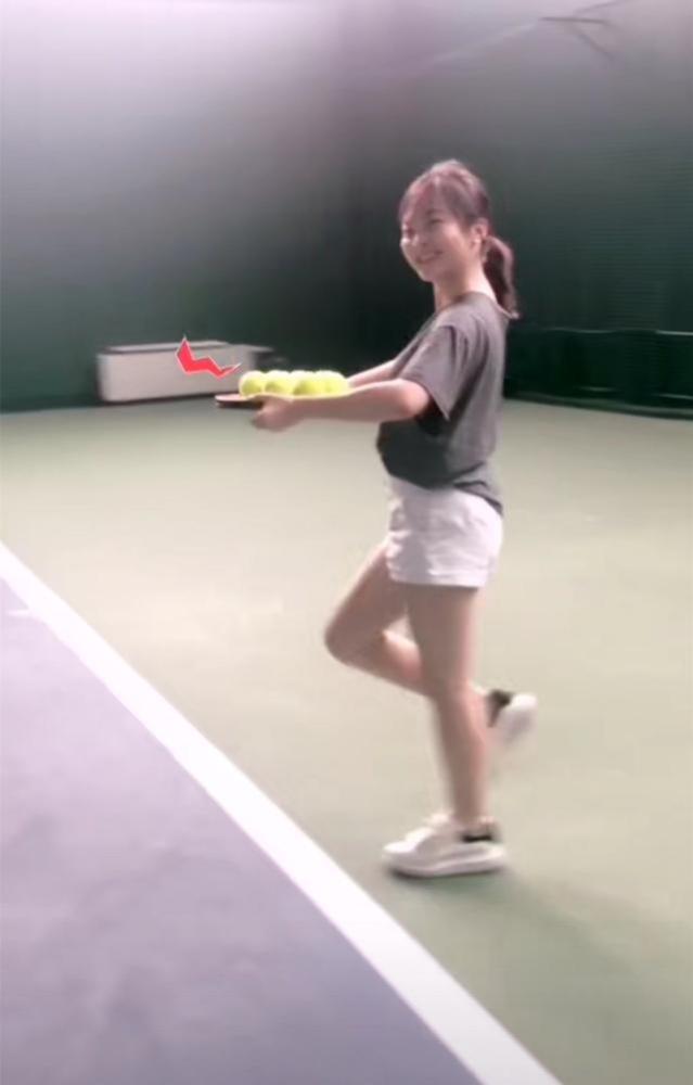 林妙可|21岁林妙可近况曝光！身材发福拉链拉不上，教网友化妆被嘲技术差