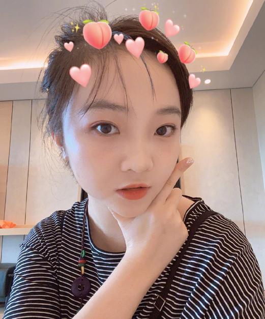 林妙可|21岁林妙可近况曝光！身材发福拉链拉不上，教网友化妆被嘲技术差