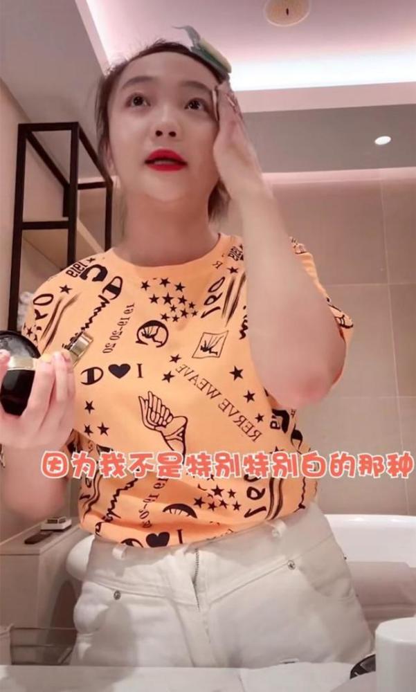 林妙可|21岁林妙可近况曝光！身材发福拉链拉不上，教网友化妆被嘲技术差