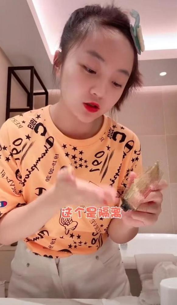 林妙可|21岁林妙可近况曝光！身材发福拉链拉不上，教网友化妆被嘲技术差