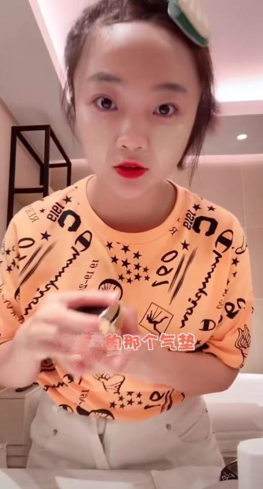 林妙可|21岁林妙可近况曝光！身材发福拉链拉不上，教网友化妆被嘲技术差