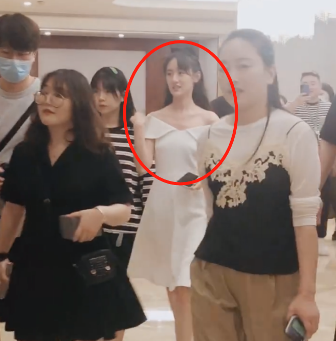 袁冰妍|袁冰妍外出工作被抓拍，失去了六级美颜，这生图状态真是28岁？