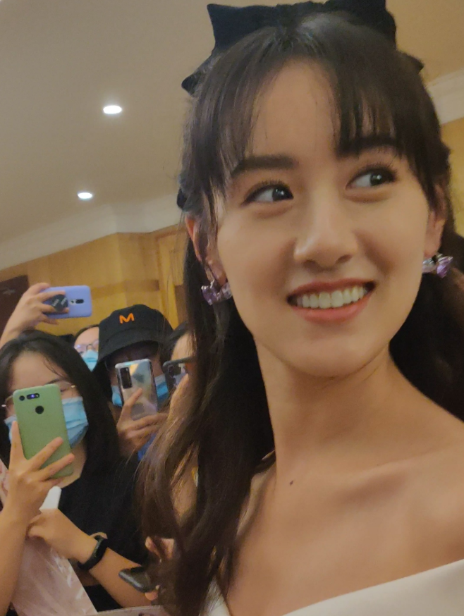 袁冰妍|袁冰妍外出工作被抓拍，失去了六级美颜，这生图状态真是28岁？