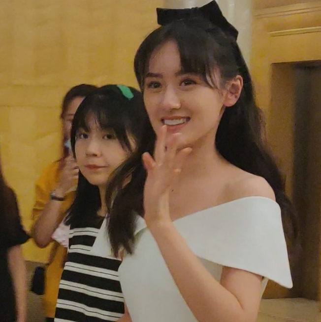 袁冰妍|袁冰妍外出工作被抓拍，失去了六级美颜，这生图状态真是28岁？