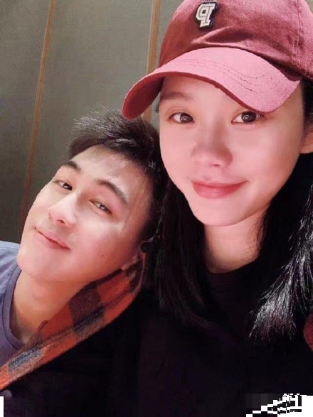 何猷君|何猷君夫妇深夜光顾路边摊，奚梦瑶选座先问老公意见，全程耳语太甜蜜