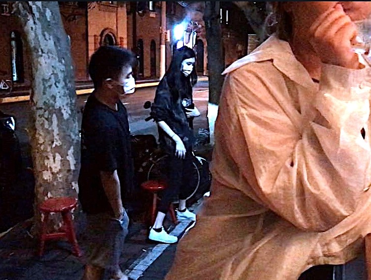 何猷君|何猷君夫妇深夜光顾路边摊，奚梦瑶选座先问老公意见，全程耳语太甜蜜