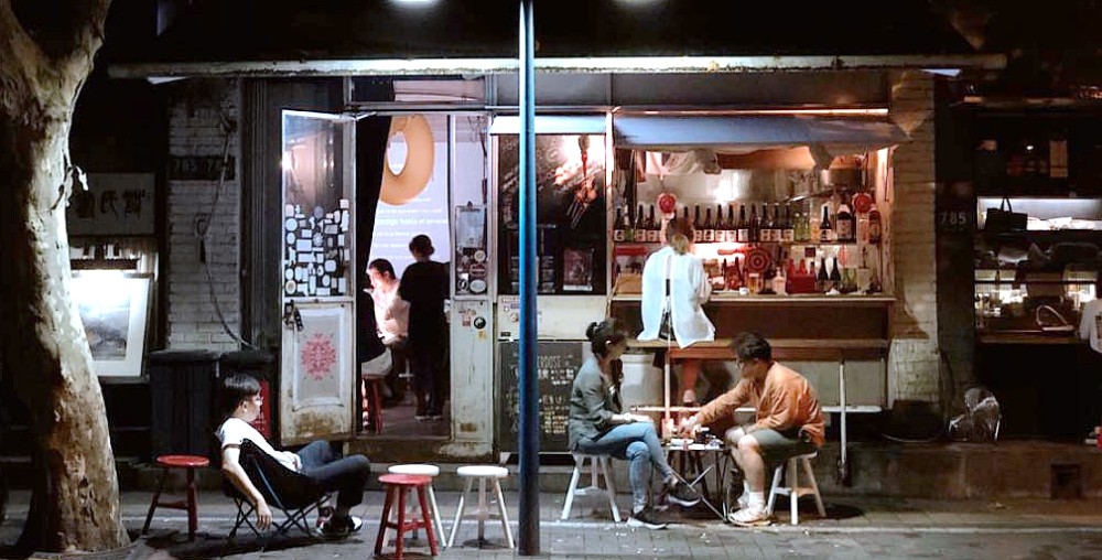 何猷君|何猷君夫妇深夜光顾路边摊，奚梦瑶选座先问老公意见，全程耳语太甜蜜