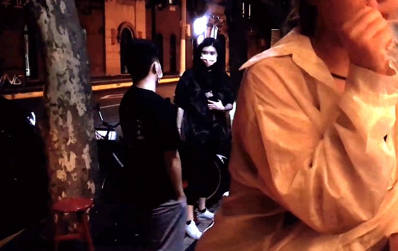 何猷君|何猷君夫妇深夜光顾路边摊，奚梦瑶选座先问老公意见，全程耳语太甜蜜