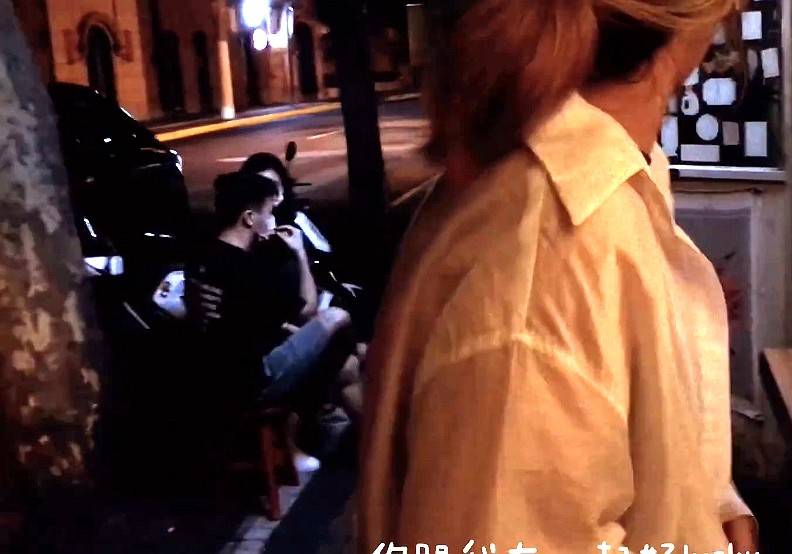 何猷君|何猷君夫妇深夜光顾路边摊，奚梦瑶选座先问老公意见，全程耳语太甜蜜
