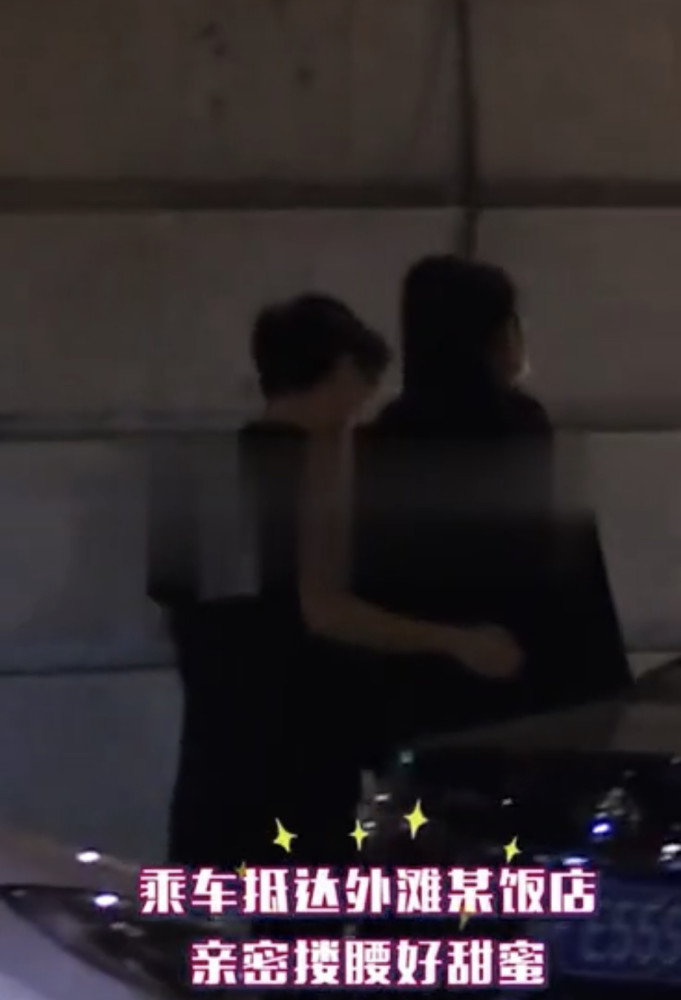 何猷君|何猷君夫妇深夜光顾路边摊，奚梦瑶选座先问老公意见，全程耳语太甜蜜