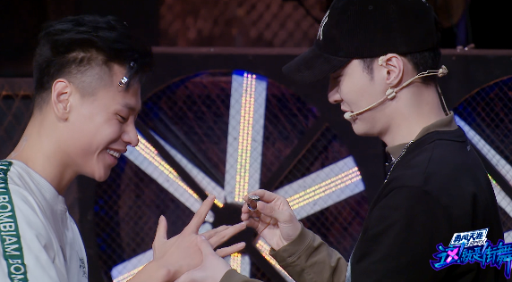 钟汉良|钟汉良淘汰肖杰有点迷，小宝晋级缺乏说服力，张艺兴暖心归还戒指