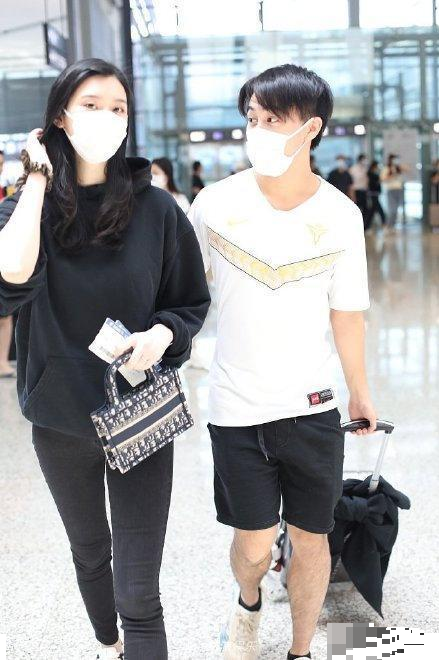 何猷君|何猷君夫妇深夜光顾路边摊，奚梦瑶选座先问老公意见，全程耳语太甜蜜