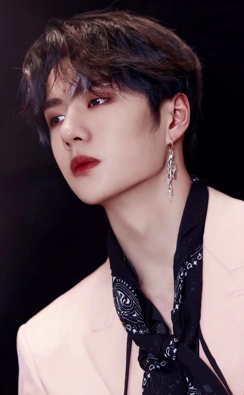 男明星粉色西装:王源阳光,王一博酷盖,看到肖战:我的心乱了