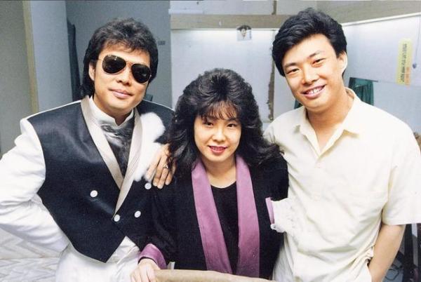 费玉清|费玉清姐姐称弟弟们太冷血，扬言复出后出自传，内容涉及两个弟弟