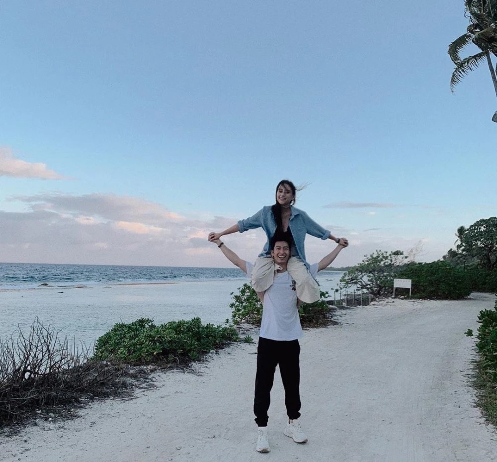 何猷君|何猷君夫妇深夜光顾路边摊，奚梦瑶选座先问老公意见，全程耳语太甜蜜