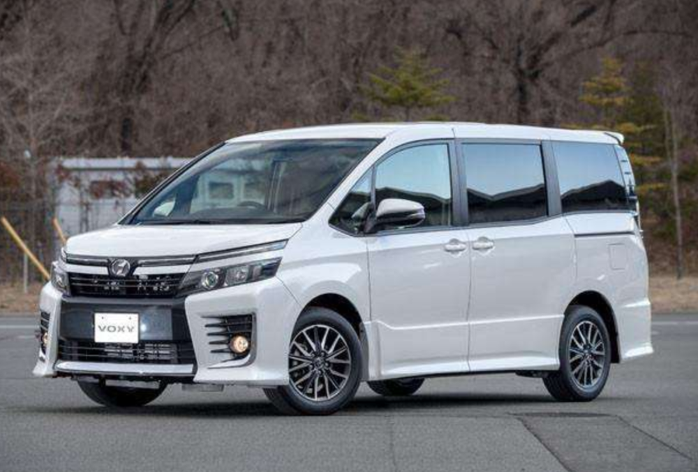丰田voxy来了 小 埃尔法 全新车标 售15万比gl8还香 腾讯新闻