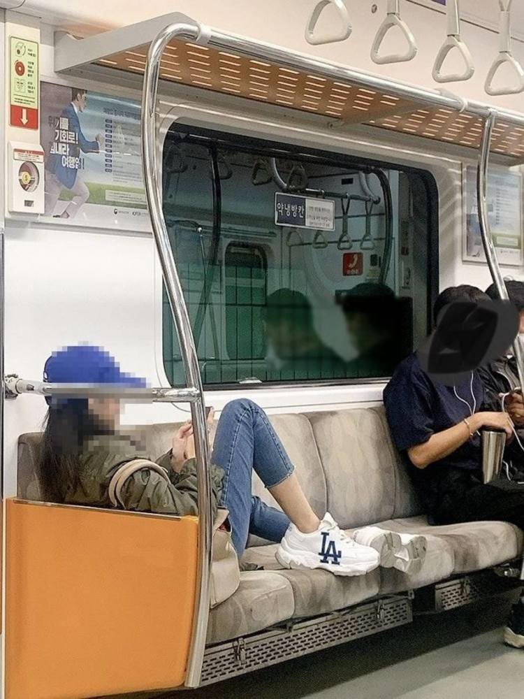 韩国女模坐地铁不戴口罩兼晾脚被轰自私反斥网民骂人前先照镜