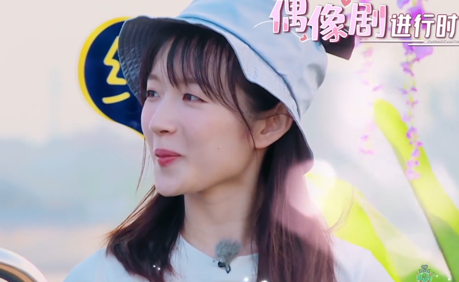 赵丽颖|同样是中专毕业，给外国人点餐时，赵丽颖和李浩菲的差距好大