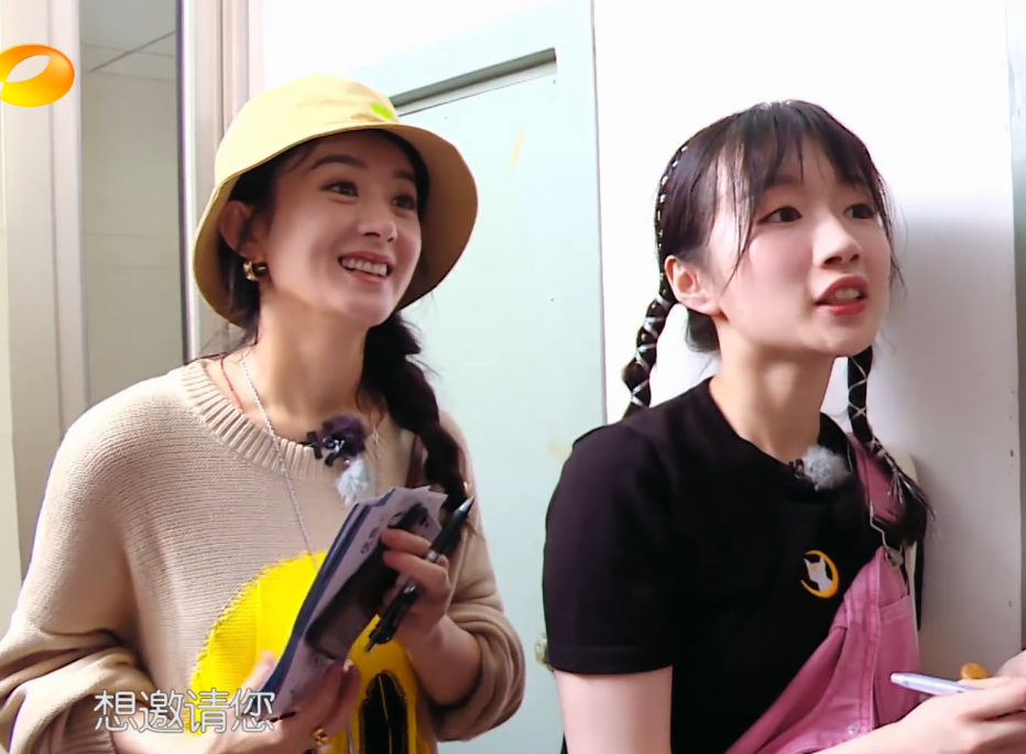 赵丽颖|同样是中专毕业，给外国人点餐时，赵丽颖和李浩菲的差距好大