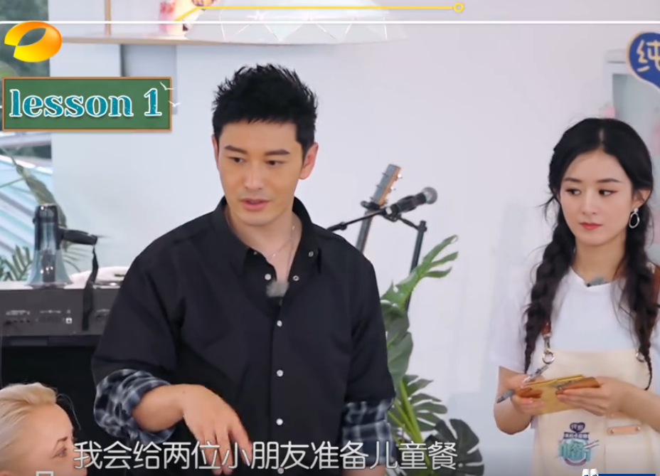 赵丽颖|同样是中专毕业，给外国人点餐时，赵丽颖和李浩菲的差距好大