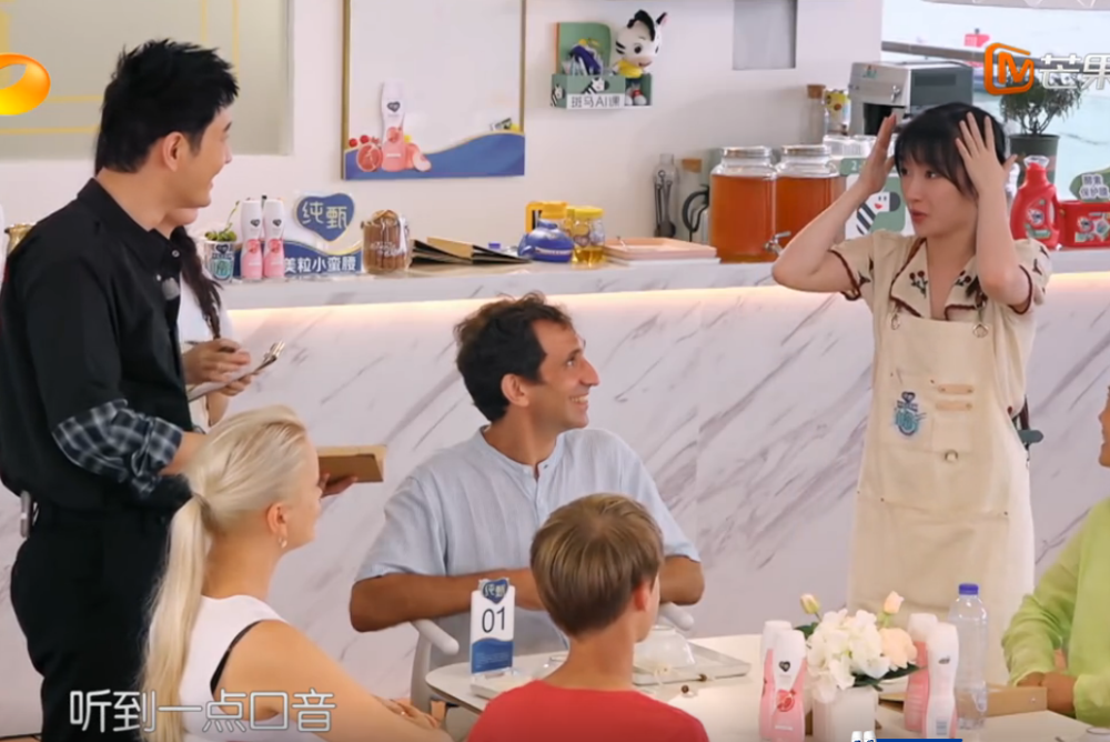 赵丽颖|同样是中专毕业，给外国人点餐时，赵丽颖和李浩菲的差距好大