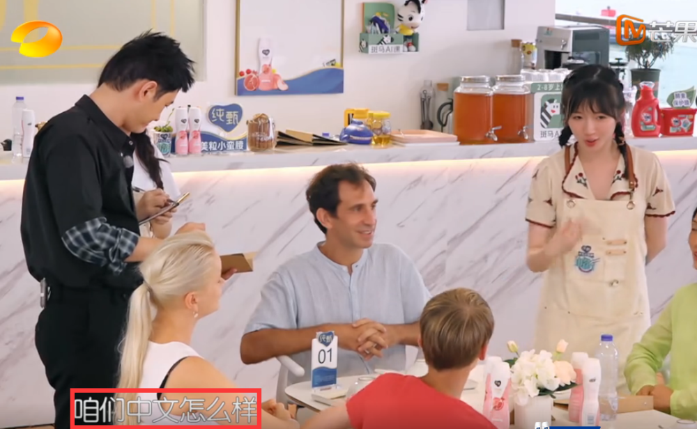 赵丽颖|同样是中专毕业，给外国人点餐时，赵丽颖和李浩菲的差距好大