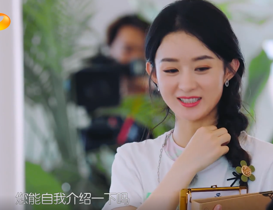 赵丽颖|同样是中专毕业，给外国人点餐时，赵丽颖和李浩菲的差距好大