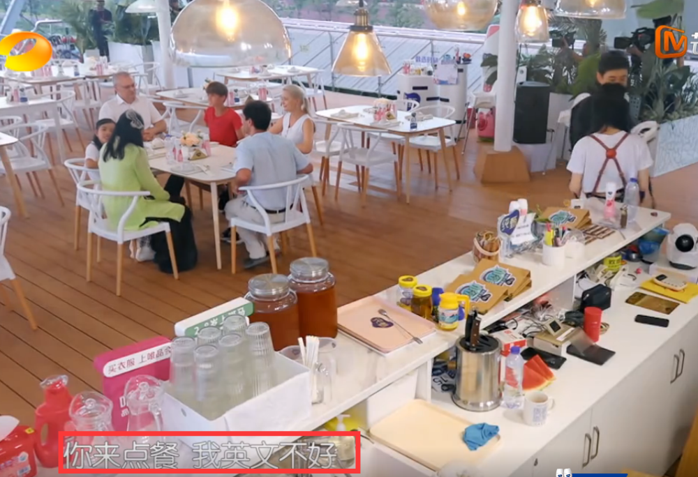 赵丽颖|同样是中专毕业，给外国人点餐时，赵丽颖和李浩菲的差距好大