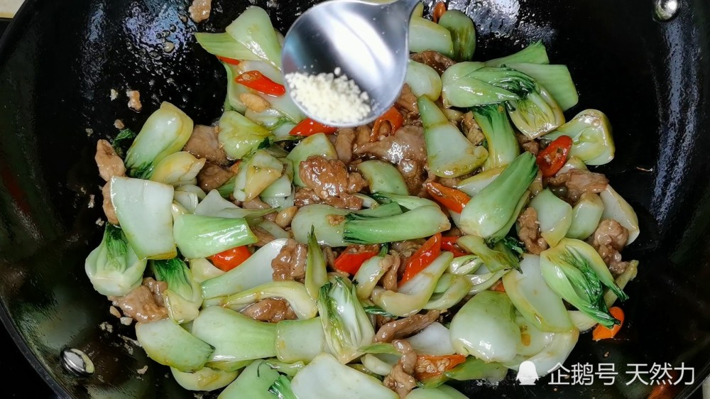 白菜梗炒肉的家常做法,开胃下饭,味道超越大酒店,美味可口