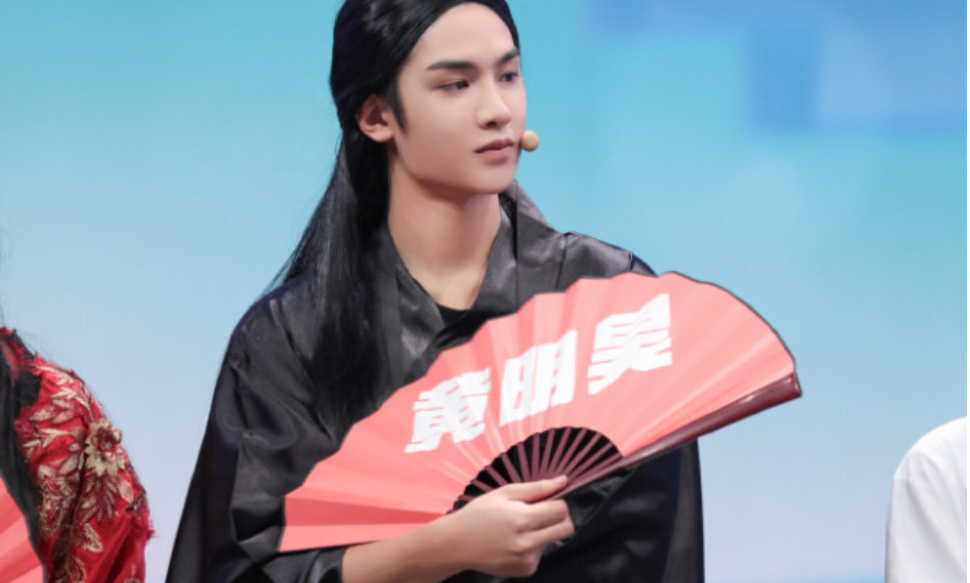 黄明昊|江疏影、郑恺上演“无聊”名场面劝退观众，不如黄明昊的即兴反应
