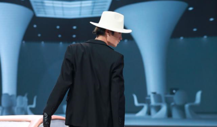 黄明昊|江疏影、郑恺上演“无聊”名场面劝退观众，不如黄明昊的即兴反应