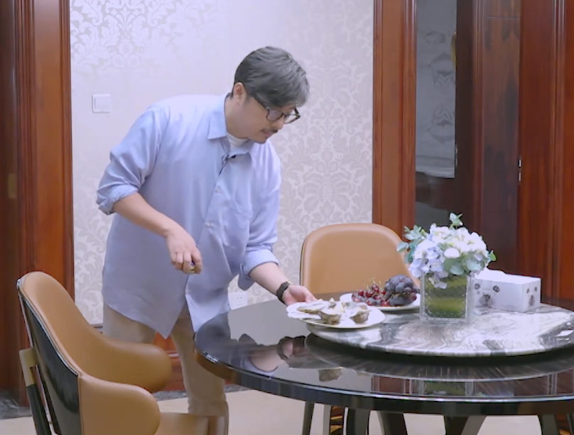 王岳伦经常做饭,李湘却不进厨房,对导演说出原因,理解王导了