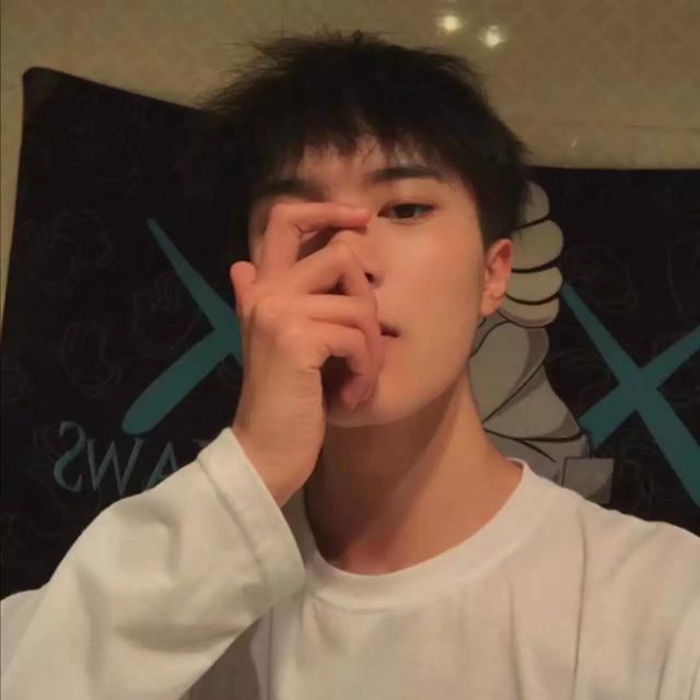 真人超火男头一个人的夜晚还好有音乐相伴