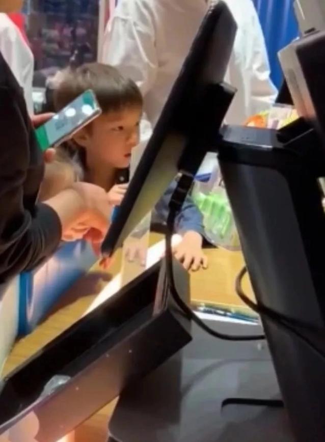 霍思燕|杜江夫妇现身机场，霍思燕身材反弹变化大，腿比老公腿还粗发际线抢镜